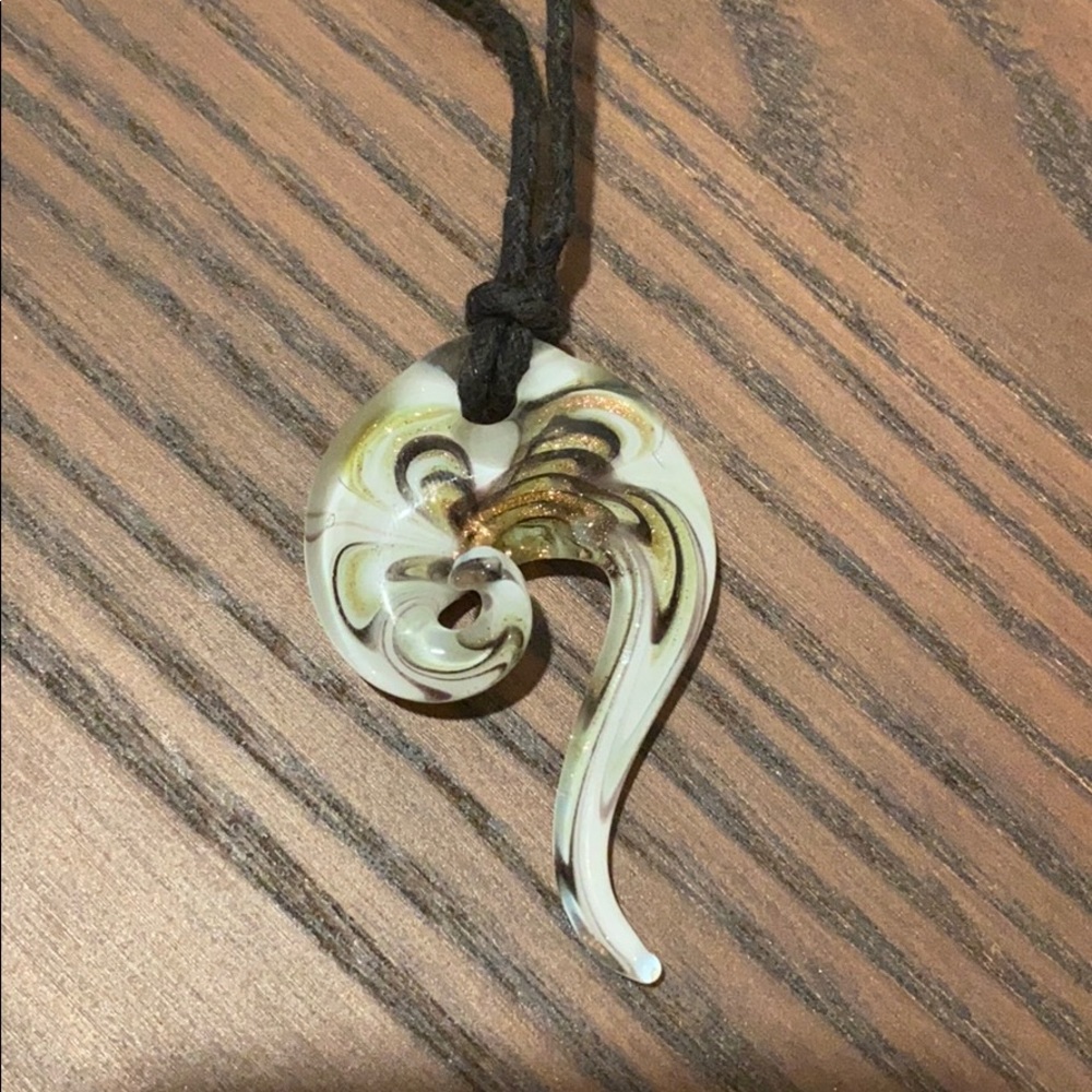 Glass pendant necklace